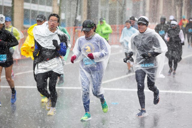 runners compete in the 2018 boston marathon