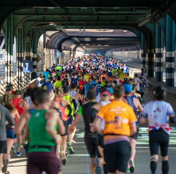 crowds turn out to cheer on new york city marathon runners