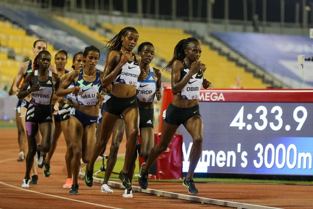 varias atletas corriendo durante una competición en una pista de atletismo