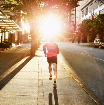 hombre corriendo en la ciudad