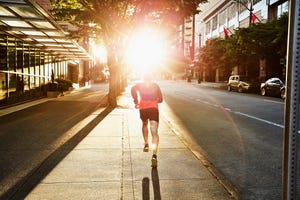 hombre corriendo en la ciudad