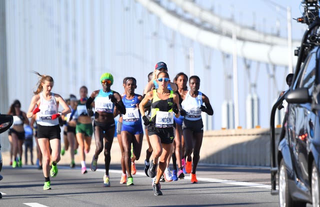 varias atletas corren el maratón de nueva york