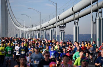 hardlopers op brug bij new york marathon