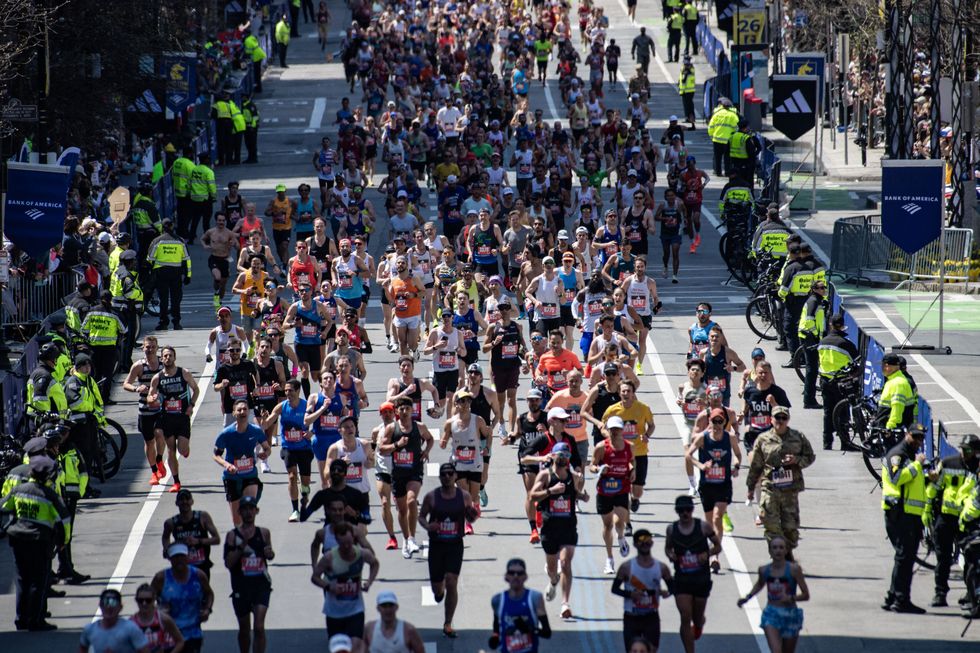 maratona boston runner piu veloce senza scarpe in carbonio