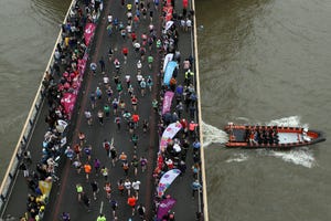 decenas de corredores atraviesan el puente de londres durante la maratón de la ciudad