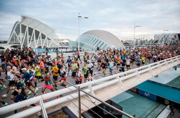 in valencia lopen zo'n 30,000 mensen de marathon