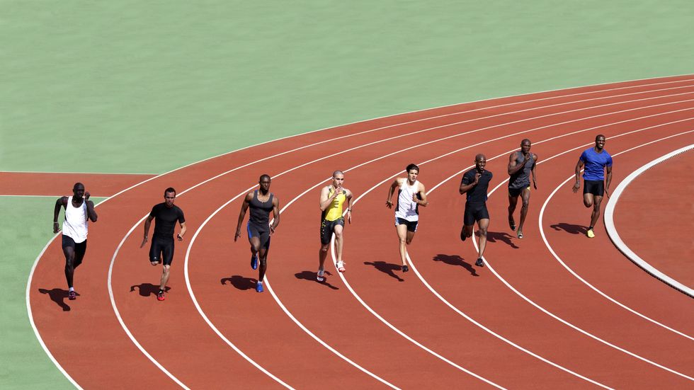 uomini che corrono la maratona