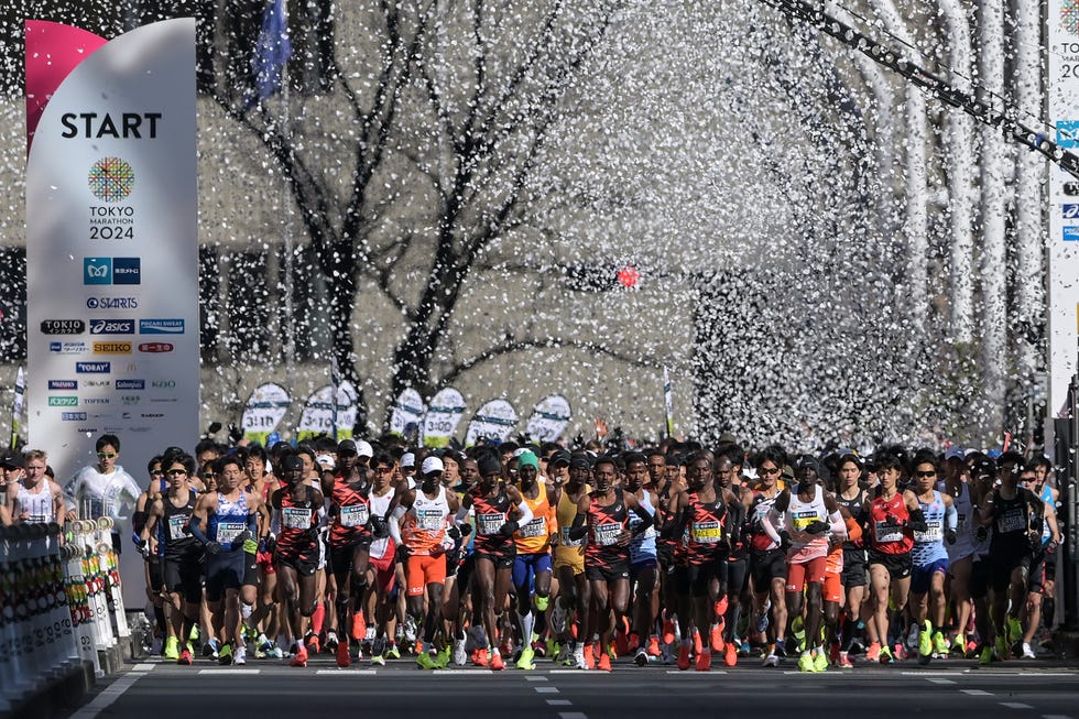 runners starting tokyo marathon