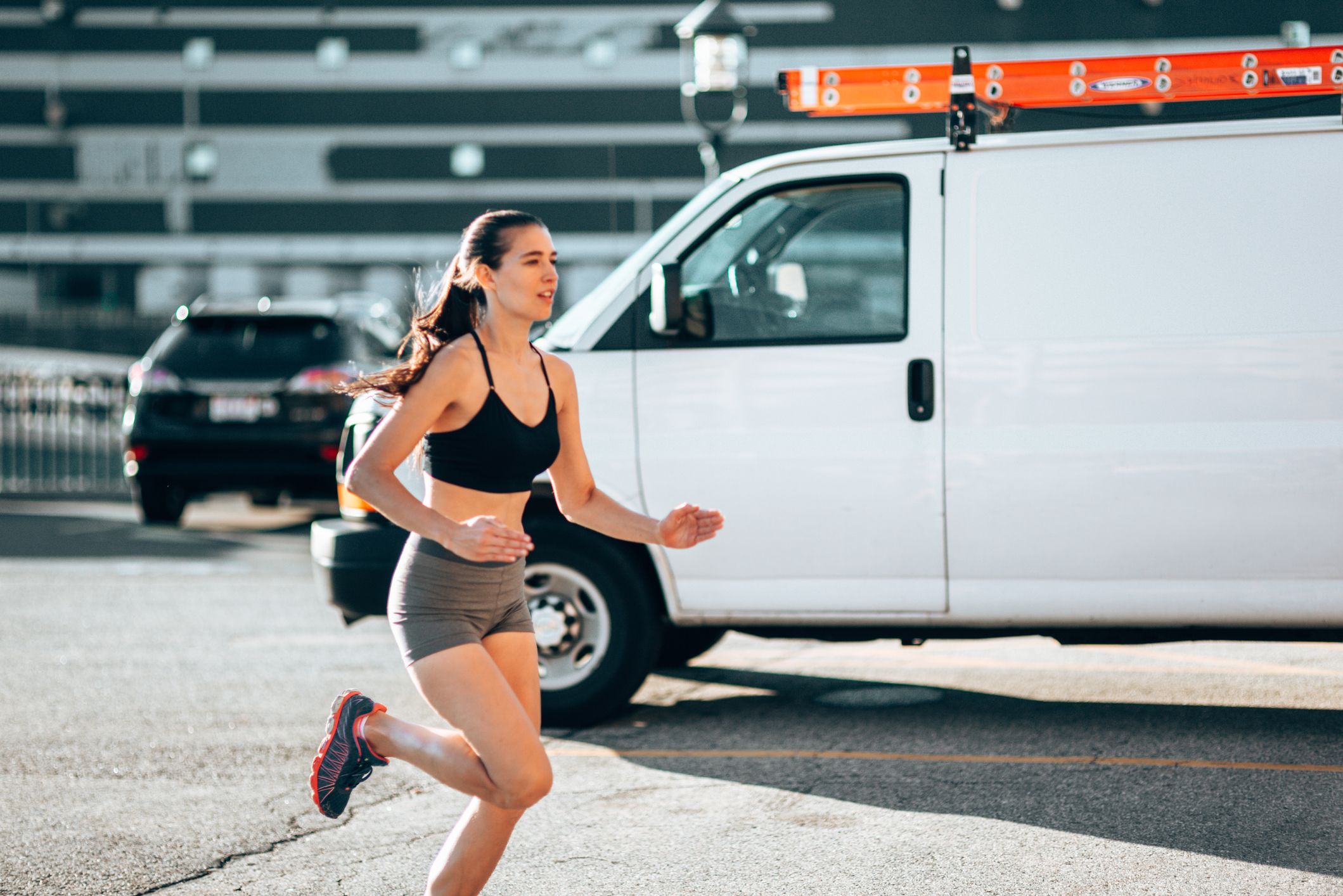 Una mujer corriendo por una carretera con la palabra correr en el frente.