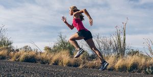 vrouw hardlopen sprint spiermassa