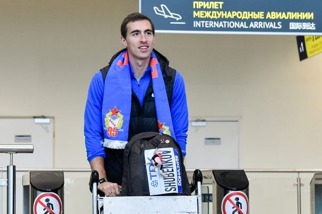 el atleta ruso sergey shubenkov recibido en el aeropuerto tras ganar medalla en los 110 metros vallas del mundial de atletismo de doha 2019