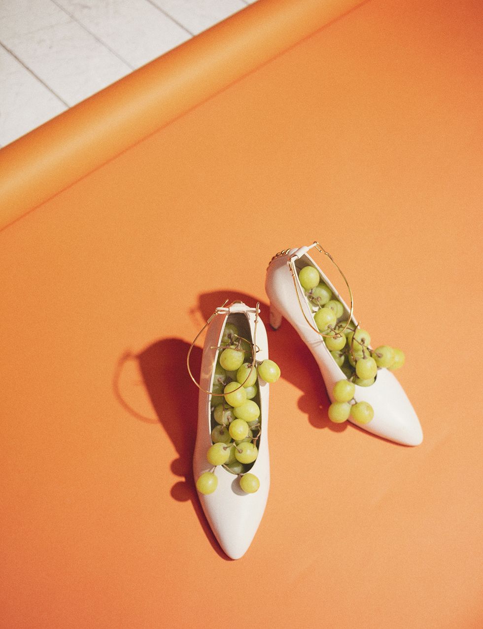 zapatos de fendi llenos de uvas derecha con top de sportmax y pulsera dorada de mango de lourdes hernández, russian red, durante su entrevista con elle gourmet