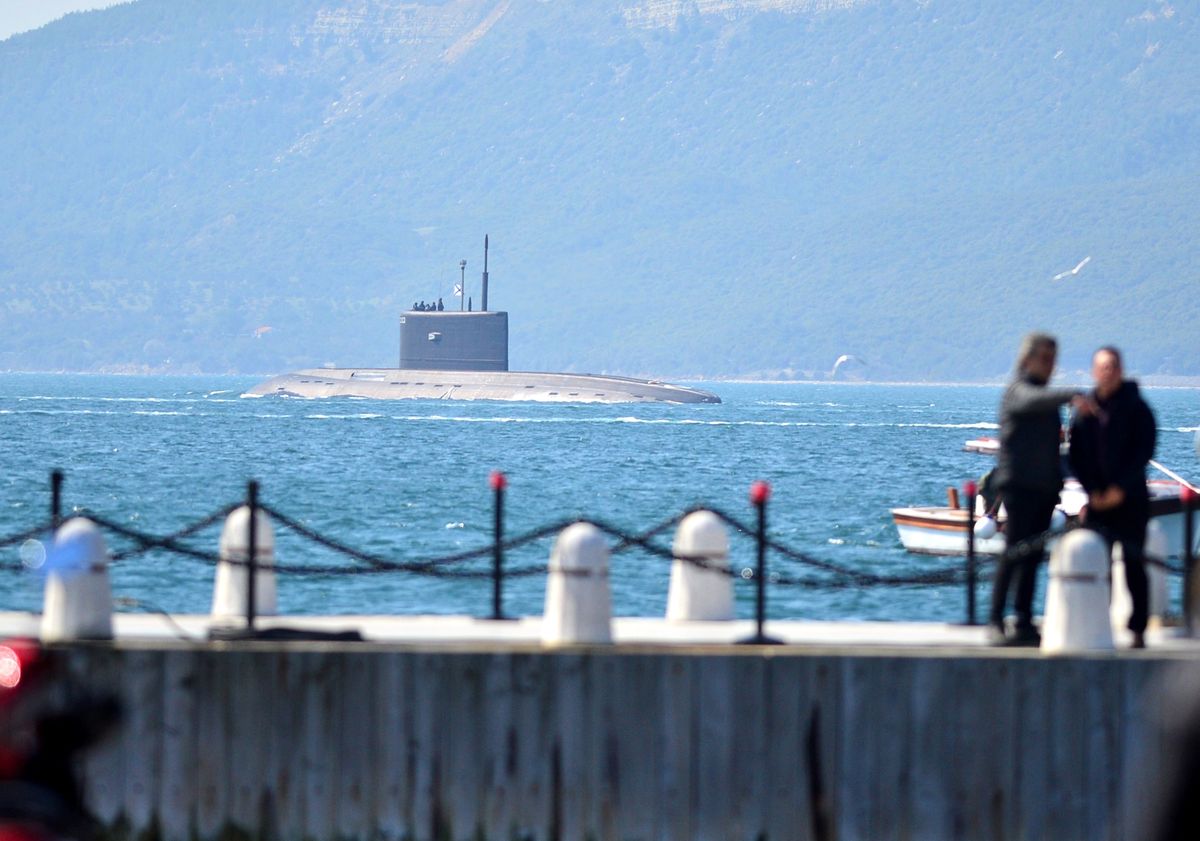 russian submarine passes through dardanelles strait