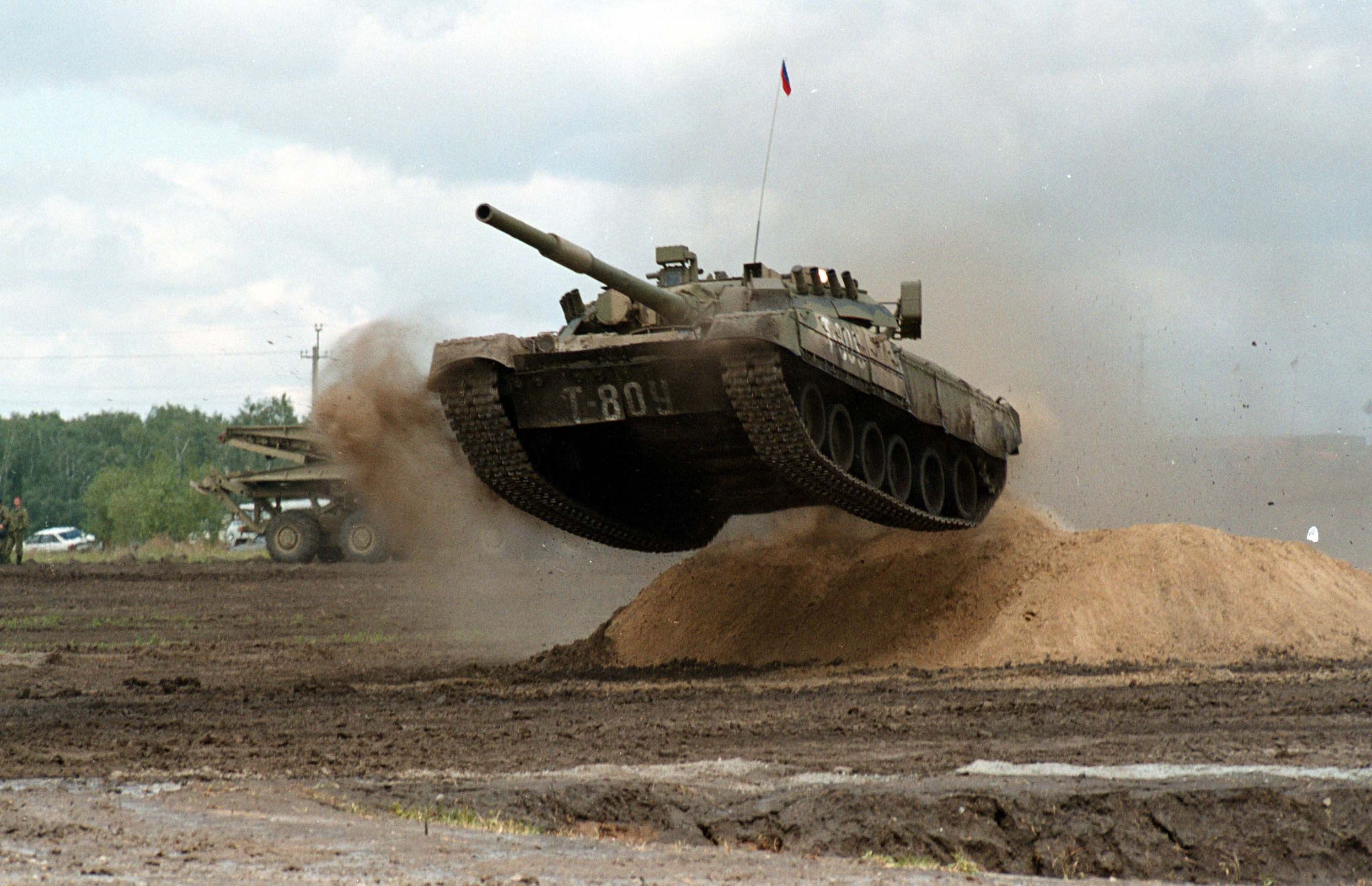 Быстрые танки в мире. Летающий танк т-80. Самый новый танк России. Самый новый танк в мире. Танк гигант.