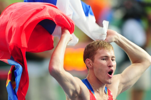 el saltador de altura ruso alexander shustov  celebra su victoria en el europeo de atletismo de barcelona 2010 en salto de altura