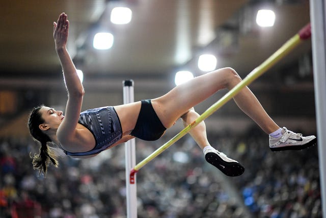 la saltadora rusa maria lasitskene ejecuta un salto de altura durante una competición el atletismo de su país está sancionado por world athletics