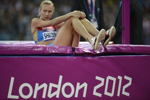 svetlana shkolina mira el resultado en la colchoneta tras un salto en la final olímpica de altura de londres 2012