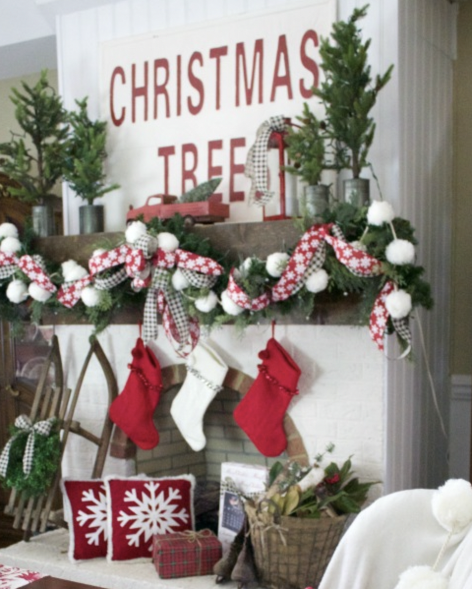 https://hips.hearstapps.com/hmg-prod/images/rustic-christmas-decor-mantel-64e39fbb93a48.png?crop=0.815xw:1.00xh;0.0323xw,0&resize=980:*