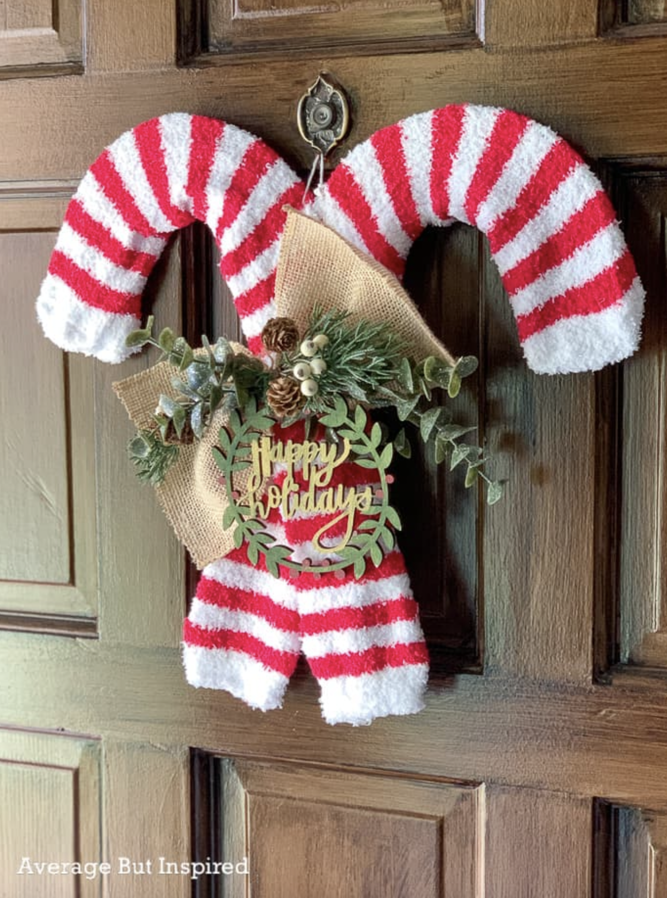 https://hips.hearstapps.com/hmg-prod/images/rustic-christmas-decor-wreath-64e39e3fbdd74.png