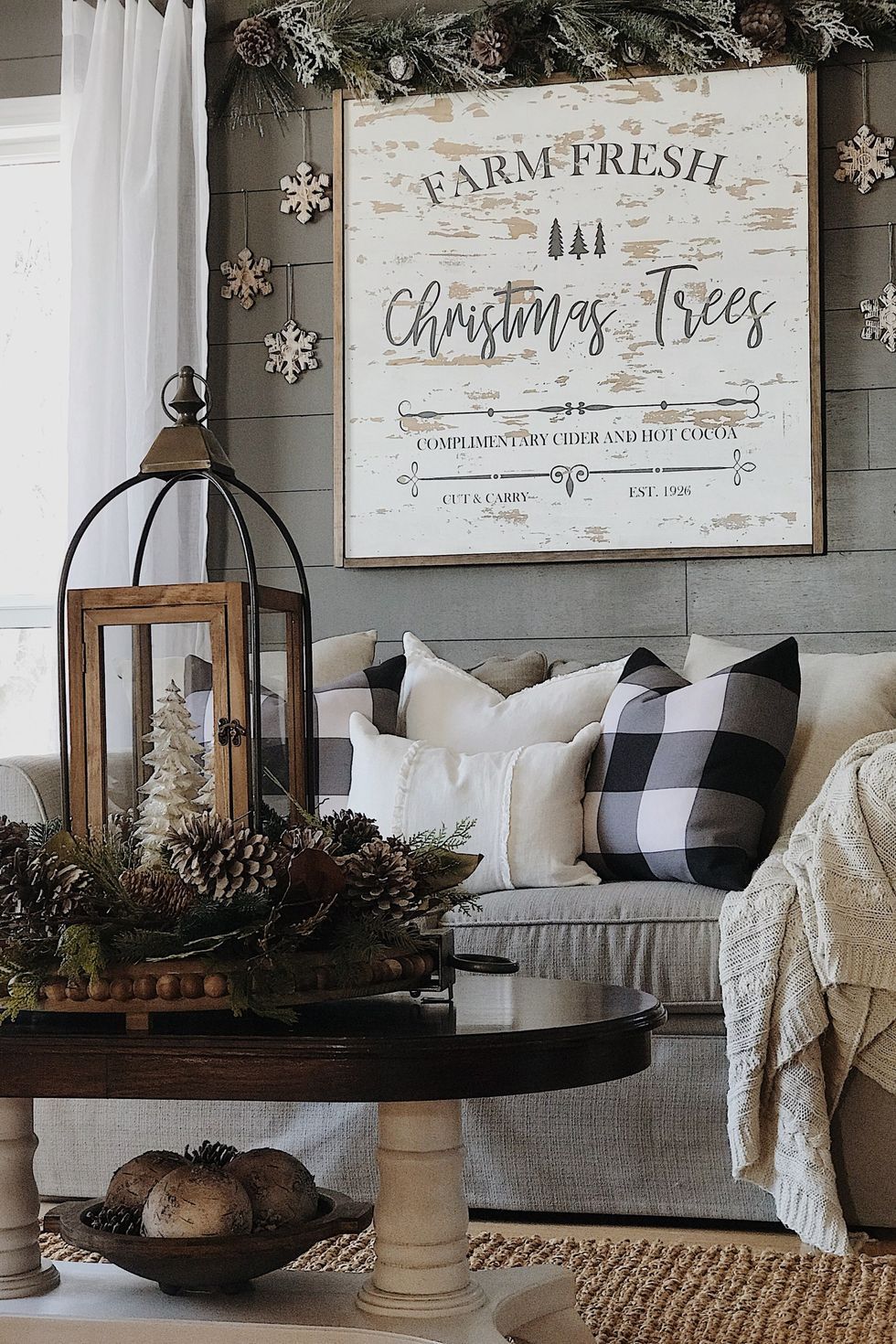 https://hips.hearstapps.com/hmg-prod/images/rustic-christmas-decorations-living-room-sign-1637172351.jpeg?crop=1xw:1xh;center,top&resize=980:*