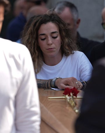 rute cardoso ante el ataud de su marido, diogo jota, tras su fallecimiento en un accidente de trafico