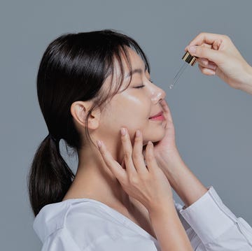 Una mujer coreana se aplica un serum una chica coreana se aplica una rutina facial