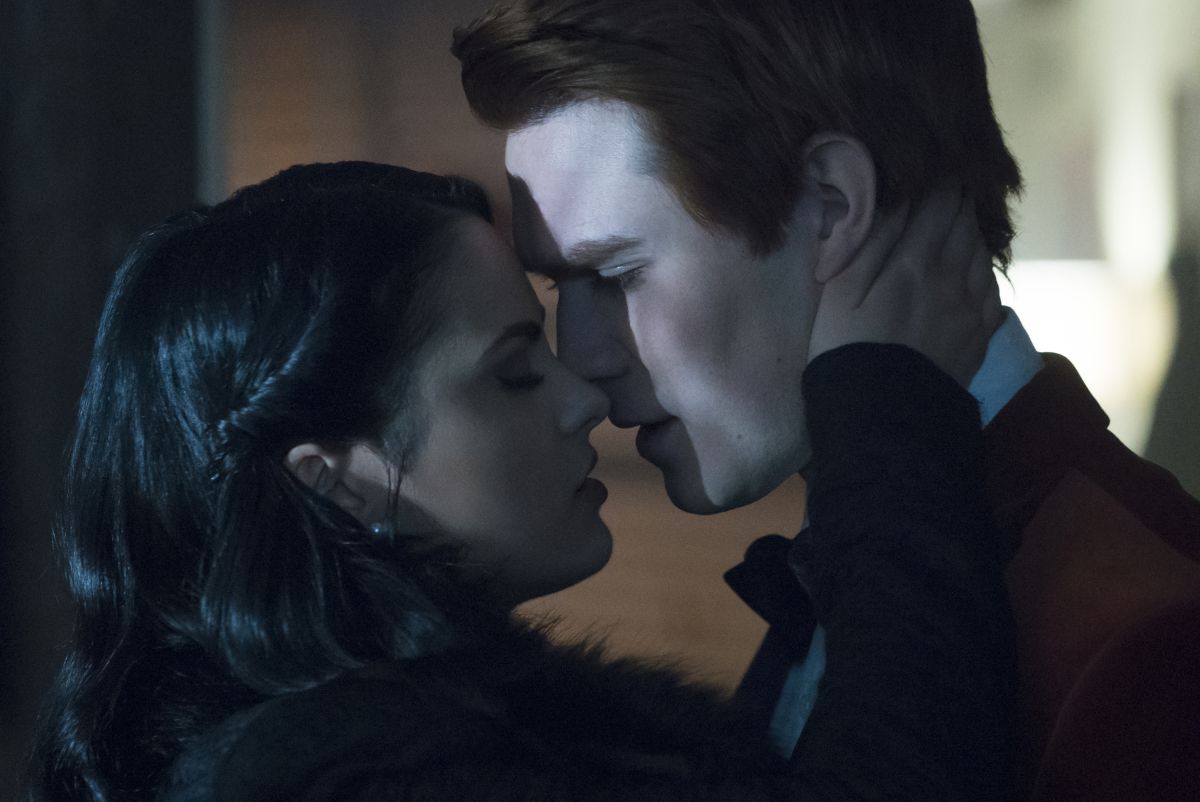 riverdale    chapter eleven to riverdale and back again    image number rvd111a0191jpg    pictured l r camila mendes as veronica and kj apa as archie     photo katie yuthe cw    ÃÂ© 2017 the cw network all rights reserved