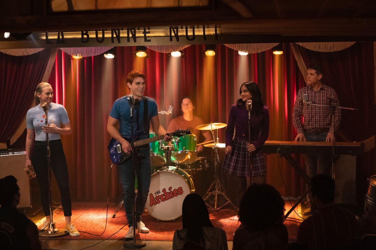 riverdale    chapter seventy four  wicked little town    image number rvd417b0112rc    pictured l   r lili reinhart as betty cooper, kj apa as archie andrews, cole sprouse as jughead jones, camila mendes as veronica lodge and casey cott as kevin keller    photo katie yuthe cw    © 2020 the cw network, llc all rights reserved
