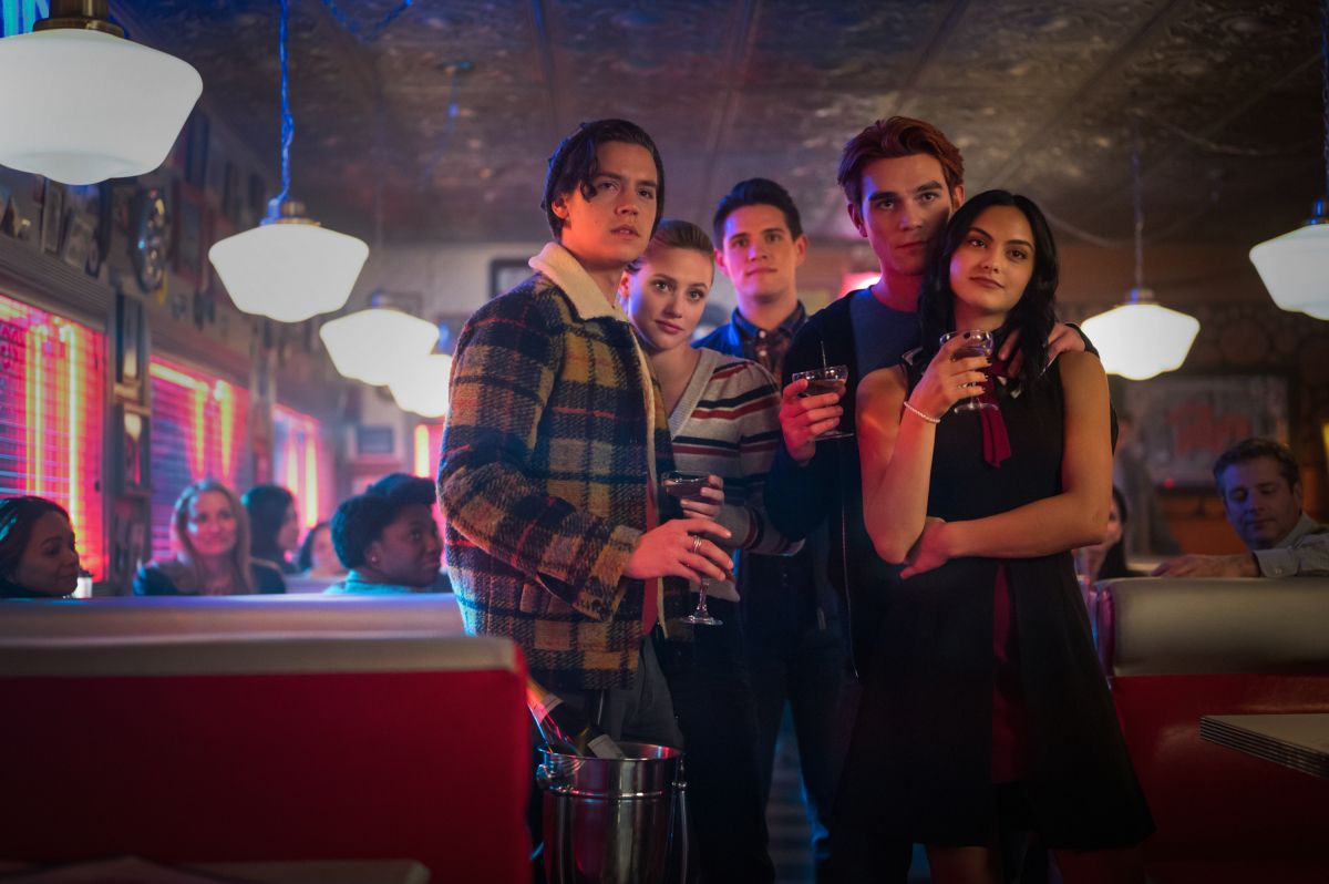 riverdale    chapter seventy six killing mr honey    image number rvd419b0576b    pictured l   r cole sprouse as jughead jones, lili reinhart as betty cooper, casey cott as kevin keller, kj apa as archie andrews and camila mendes as veronica lodge    photo kailey schwermanthe cw    © 2020 the cw network, llc all rights reserved