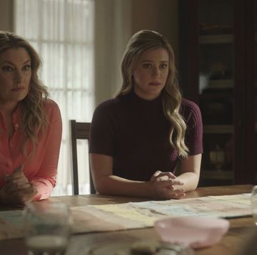 riverdale    “chapter eighty six the pincushion man”    image number rvd510fg0052r    pictured l r mӓdchen amick as alice cooper and lili reinhart as betty cooper    photo the cw    © 2021 the cw network, llc all rights reserved