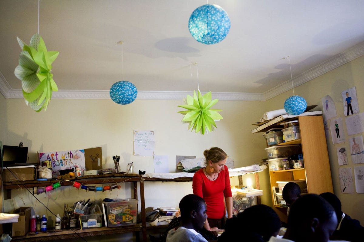 In het Agahozo Shalom Youth Village in Rwanda dat probeert het ooit door burgeroorlog verscheurde land weer hoop te bieden zijn leerlingen bezig met naschoolse activiteiten