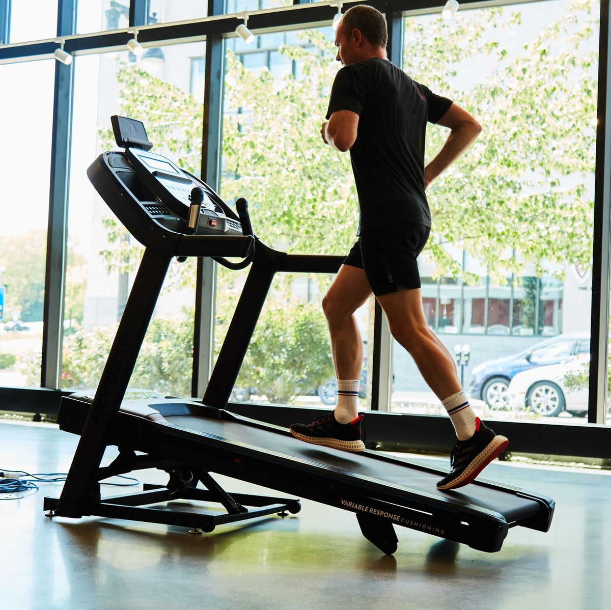runner doing an incline treadmill workout