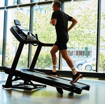 runner doing an incline treadmill workout