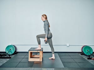 vrouw traint haar billen met step ups