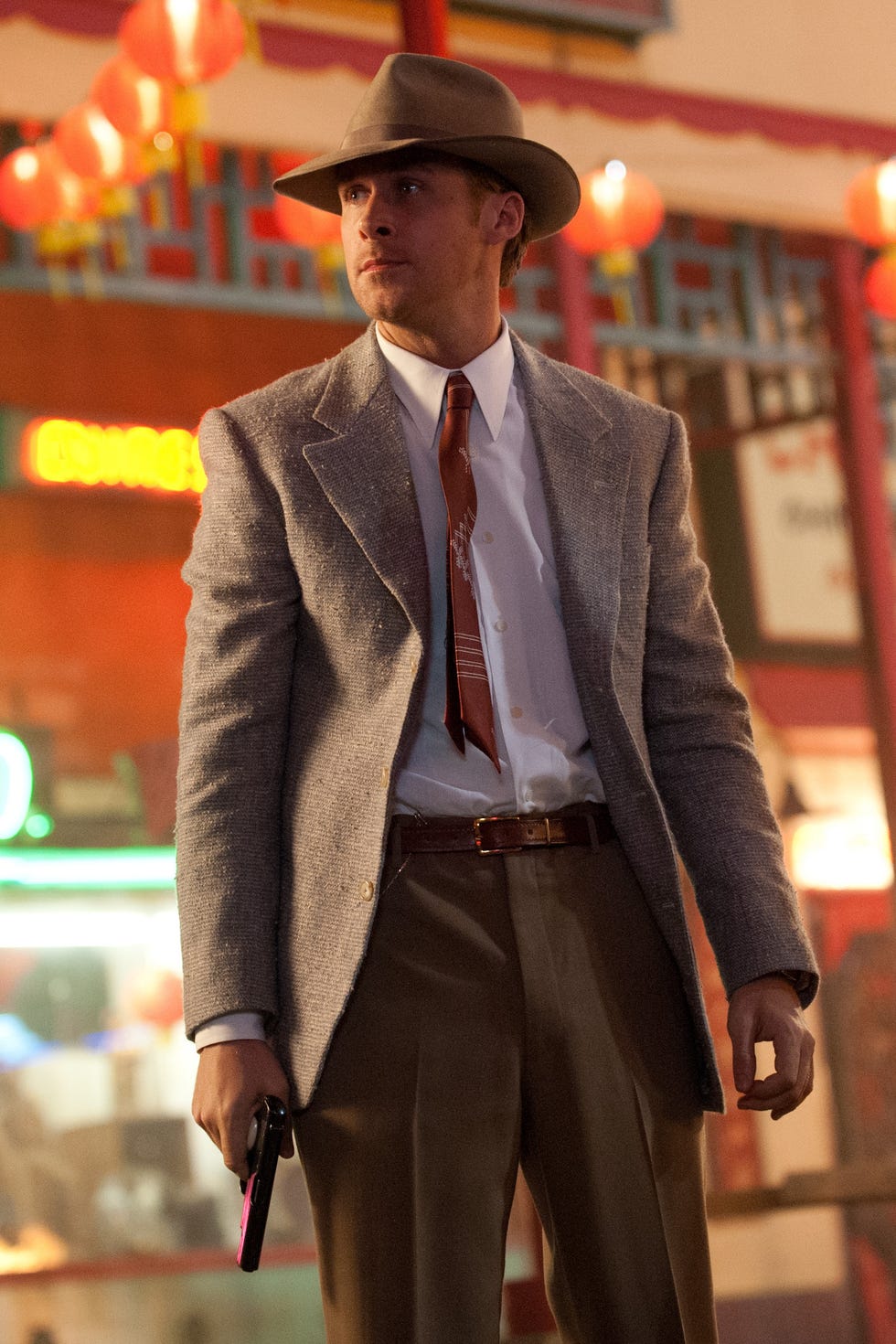 ryan gosling en una escena de gangster squad