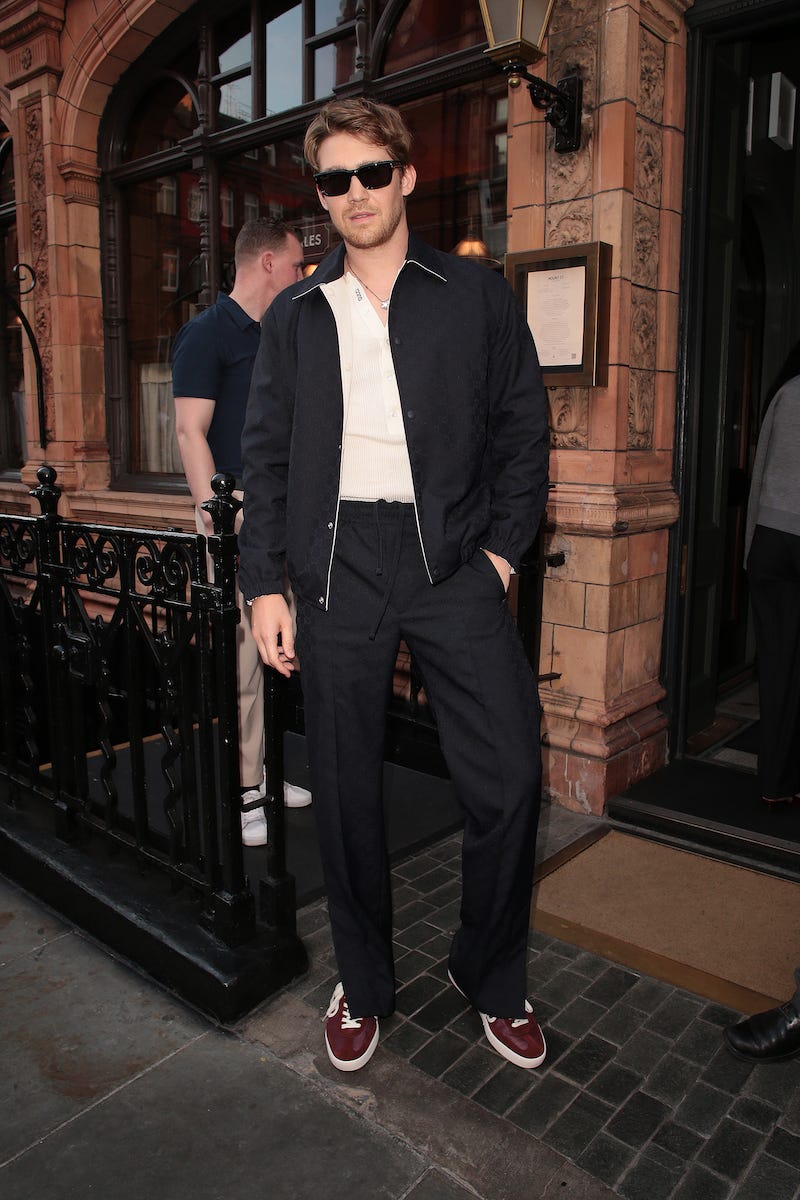 joe alwyn attends gucci dinner in london