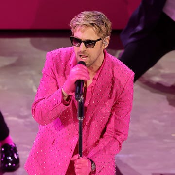 ryan gosling brengt 'i'm just ken' ten gehore op het podium tijdens de oscars 2024