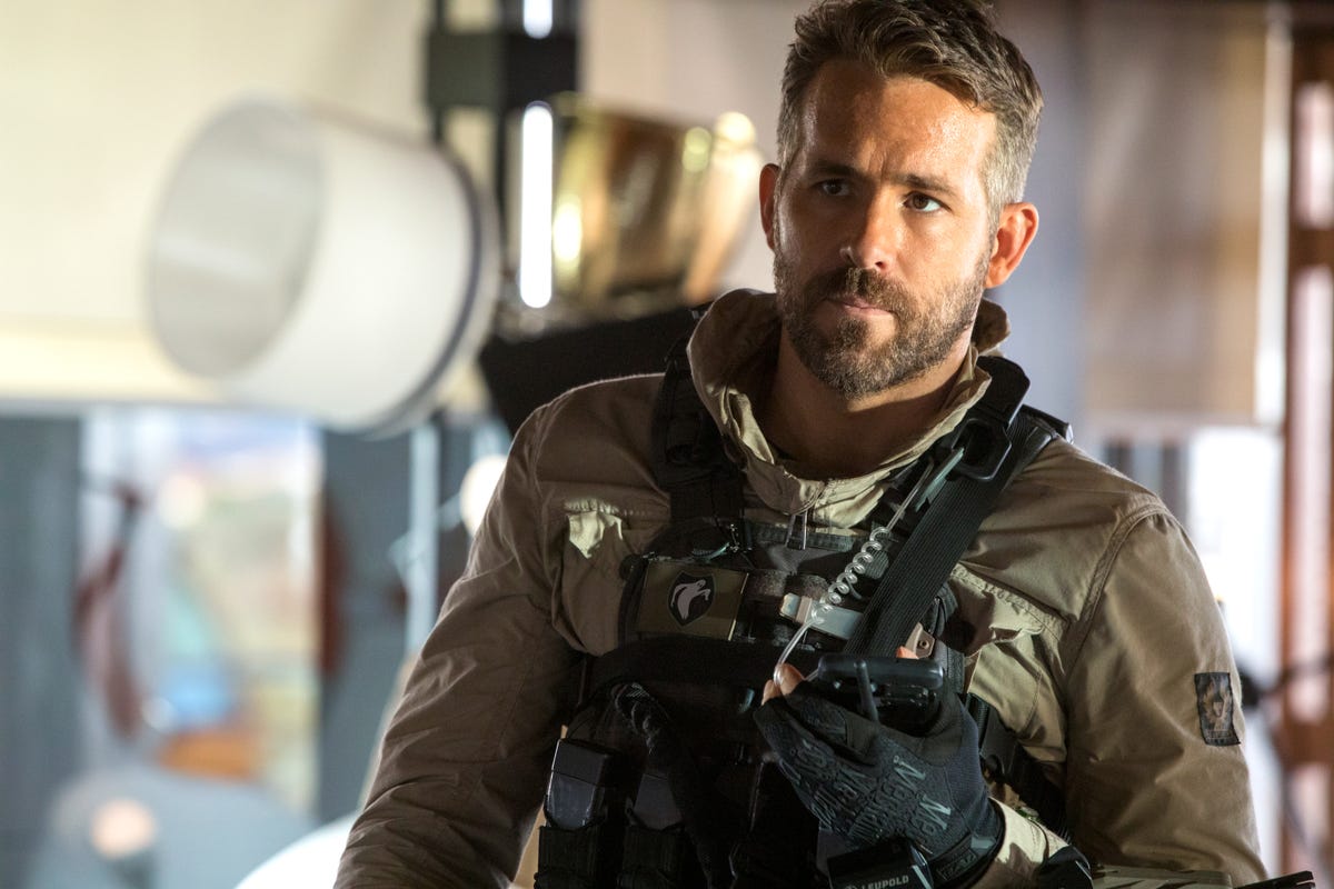 https://hips.hearstapps.com/hmg-prod/images/ryan-reynolds-6-underground-1576227644.jpg?crop=1xw:0.84375xh;center,top&resize=1200:*