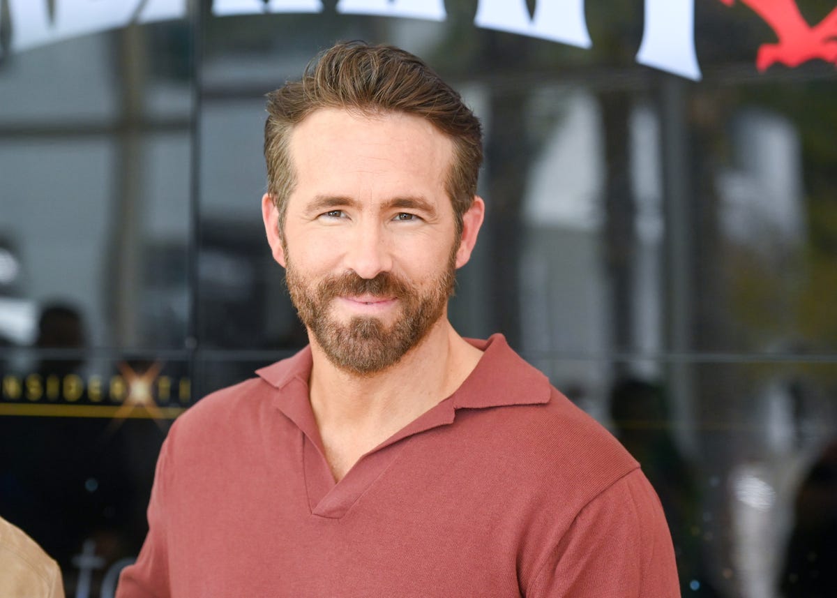 https://hips.hearstapps.com/hmg-prod/images/ryan-reynolds-6499f6d358d30.jpg?crop=1.00xw:0.789xh;0,0.0364xh&resize=1200:*