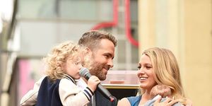 Blake Lively en Ryan Reynolds poseren op de Hollywood Walk of Fame met dochters James en Inez