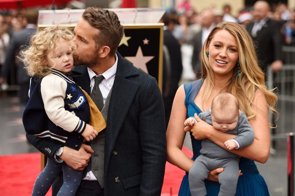 ryan reynolds y blake lively junto a sus hijas james e inez