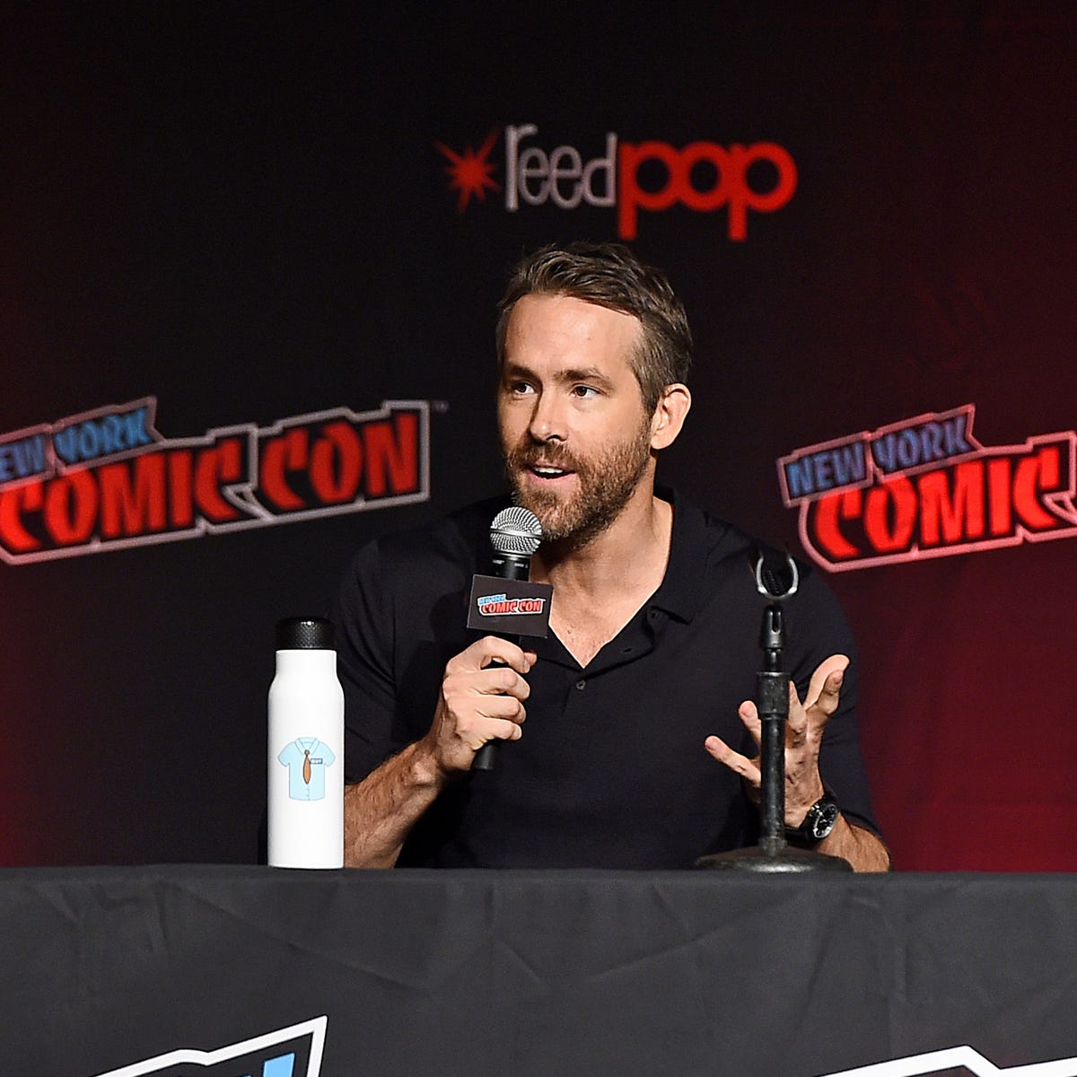 https://hips.hearstapps.com/hmg-prod/images/ryan-reynolds-free-guy-panel-1570189043.jpg?crop=1xw:0.75xh;center,top&resize=1200:*