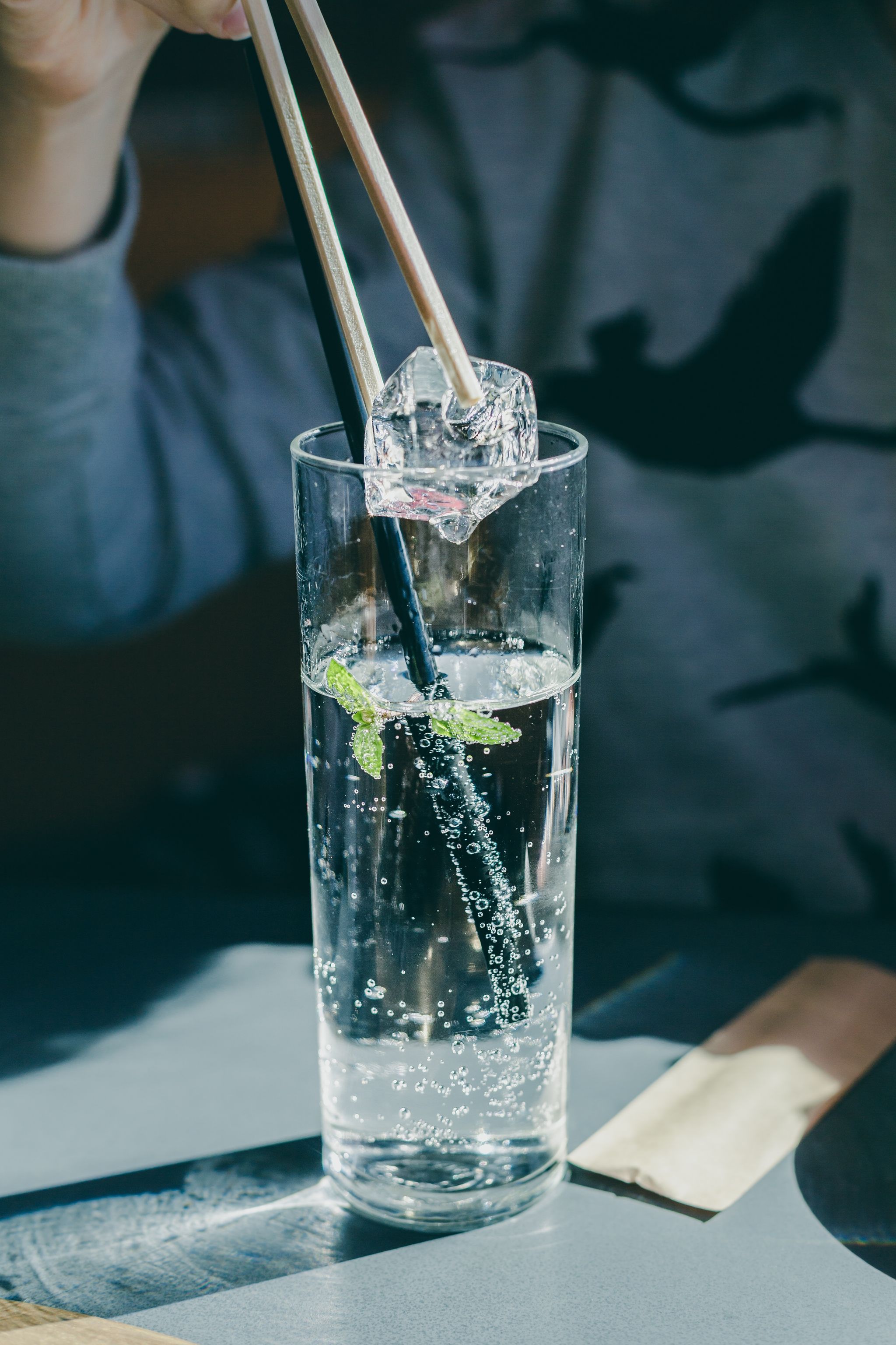 Water, Mojito, Drinking straw, Glass, Drink, Gin and tonic, Distilled beverage, Transparent material, Highball glass, 
