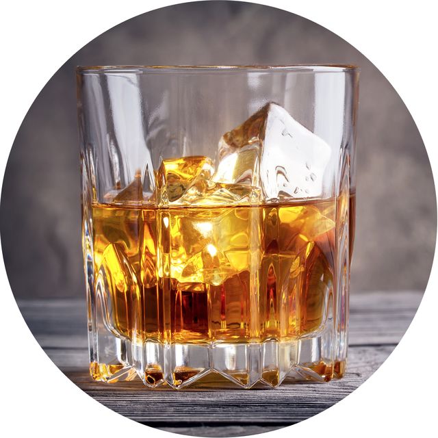 Drink, Whisky, Old fashioned glass, Alcohol, Godfather, Distilled beverage, Amaretto, Alcoholic beverage, Tumbler, Mizuwari, 
