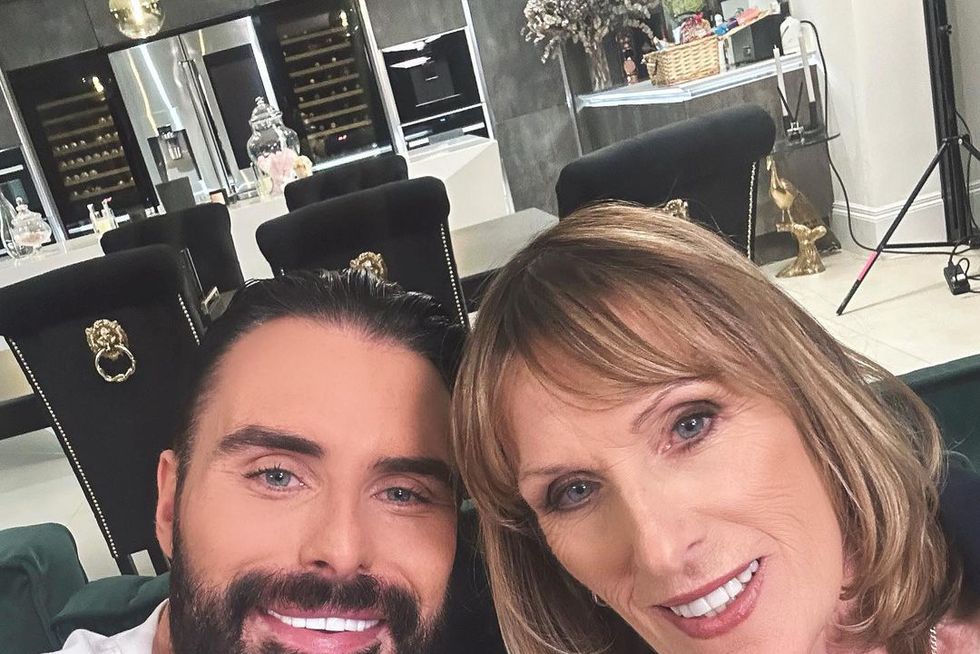 Rylan Clark und seine Mutter Linda Clark lächeln gemeinsam in einem Instagram-Selfie