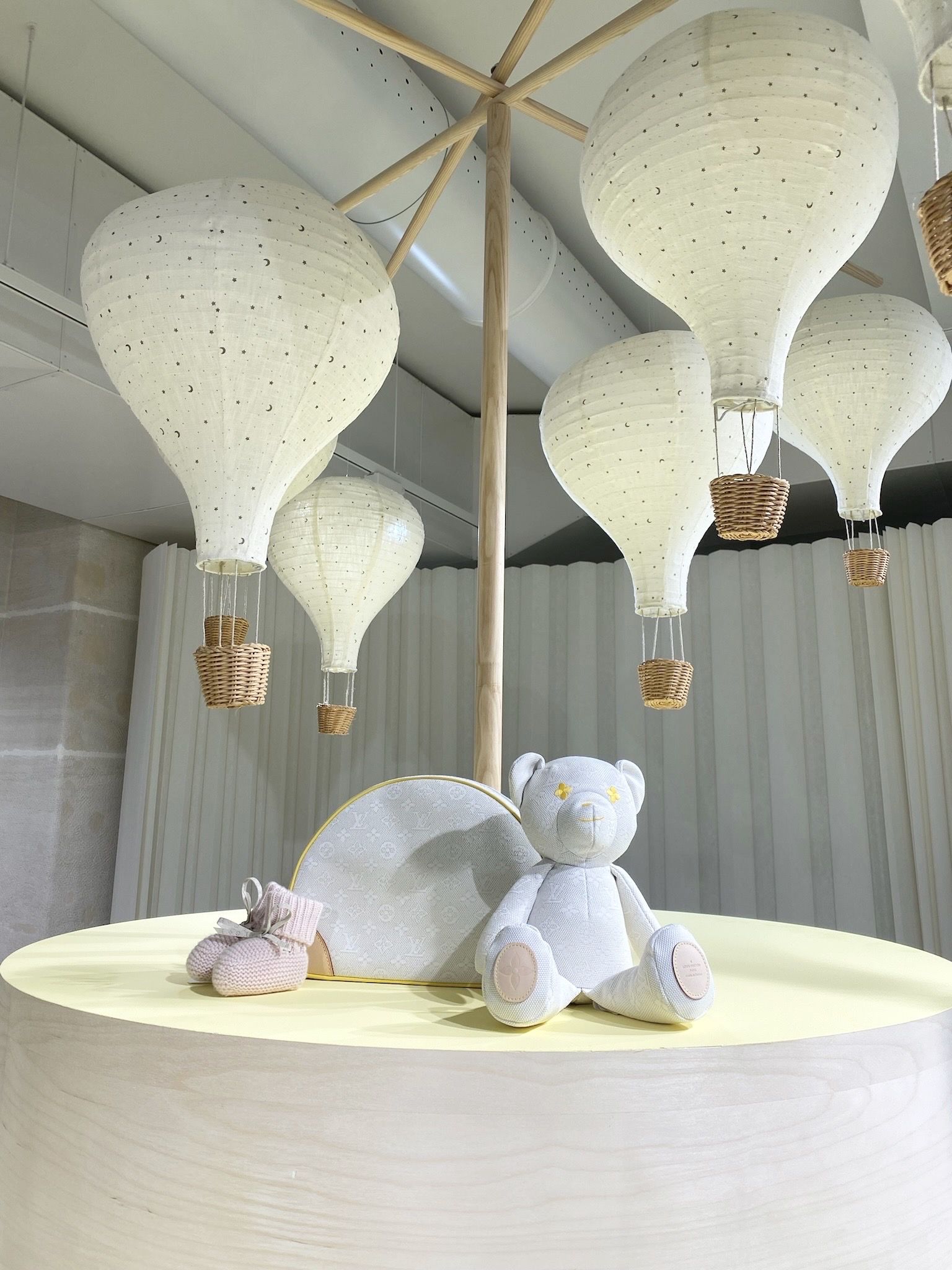 Louis Vuitton推出超萌Baby系列！嬰兒童裝、泰迪熊換上夢幻粉嫩色，用