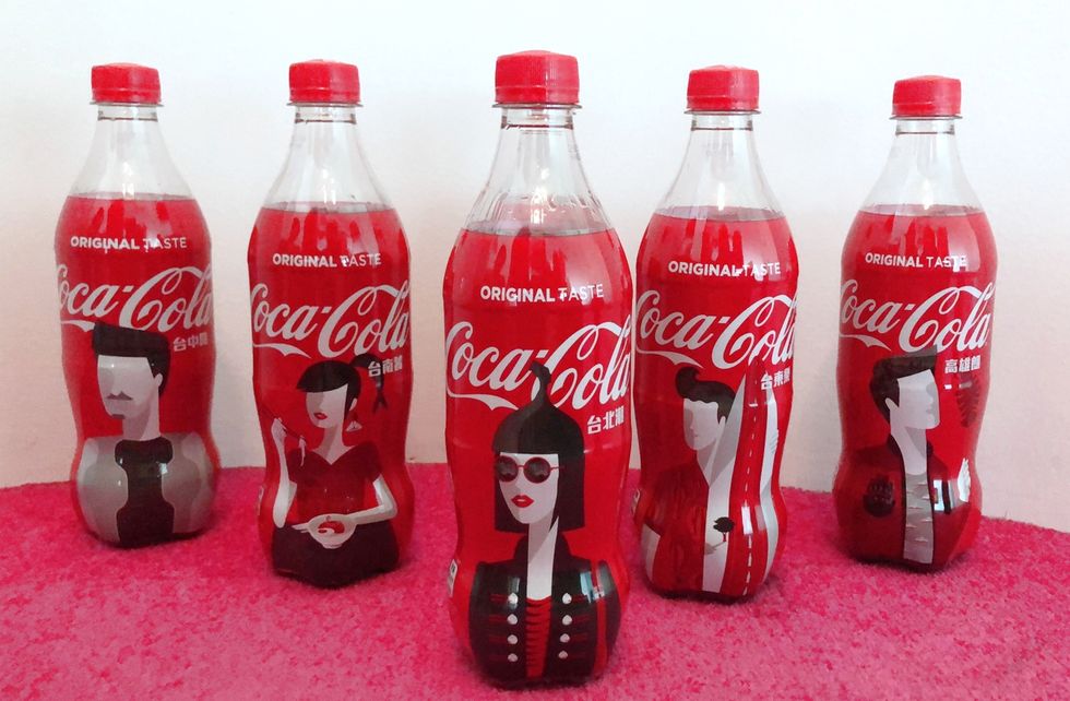 可口可樂首度推出10款「2020台灣城市瓶」～仔細看！小籠包、阿里山小火車都藏在瓶身插畫裡！