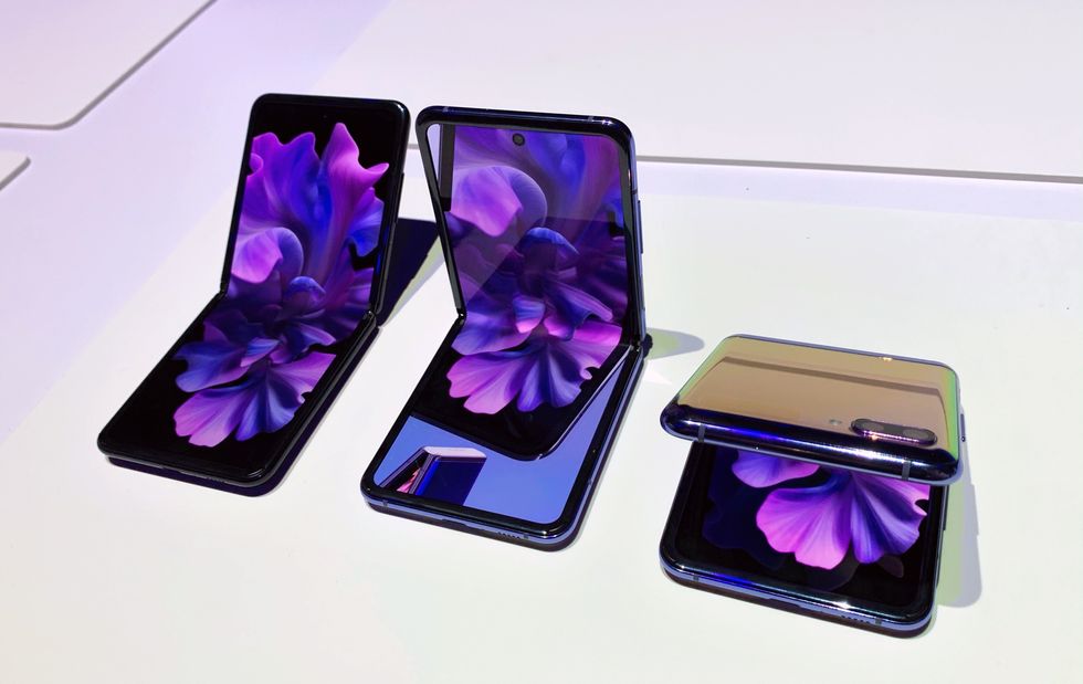 【舊金山直擊】Samsung推出超可愛「粉餅摺疊機」Galaxy Z Flip 五大亮點整理！放在桌上摺起來就是免持自拍好心動啊