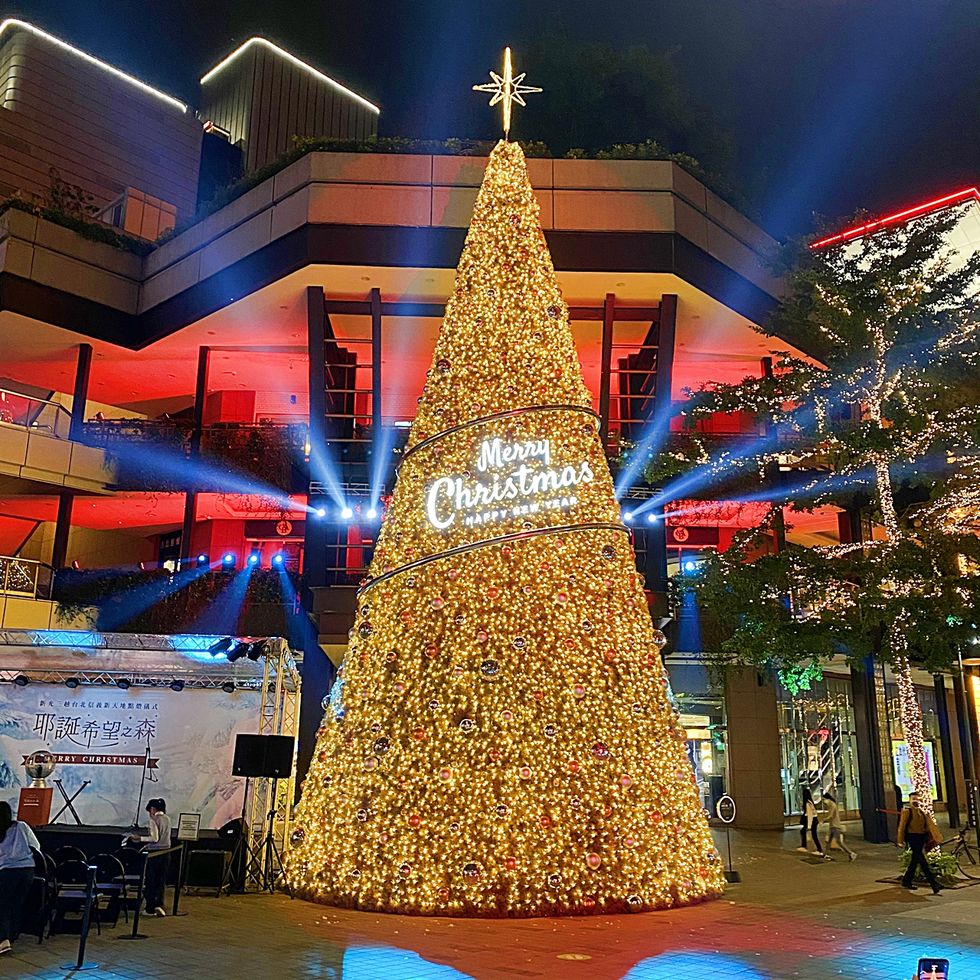 2021信義區聖誕樹點燈！17米超時尚夢幻灰「耶誕希望之樹」超美，雪白森林、600場飄雪燈光秀5大亮點搶先看