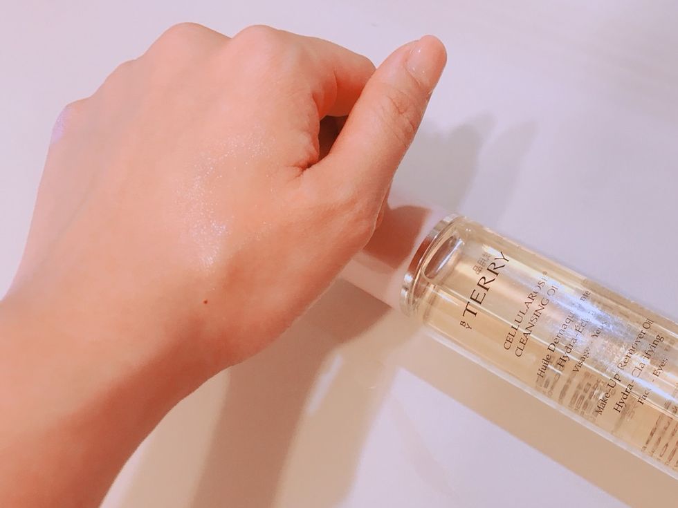 Skin, Water, Product, Hand, Finger, Beauty, Nail, Beige, Material property, Fluid, 